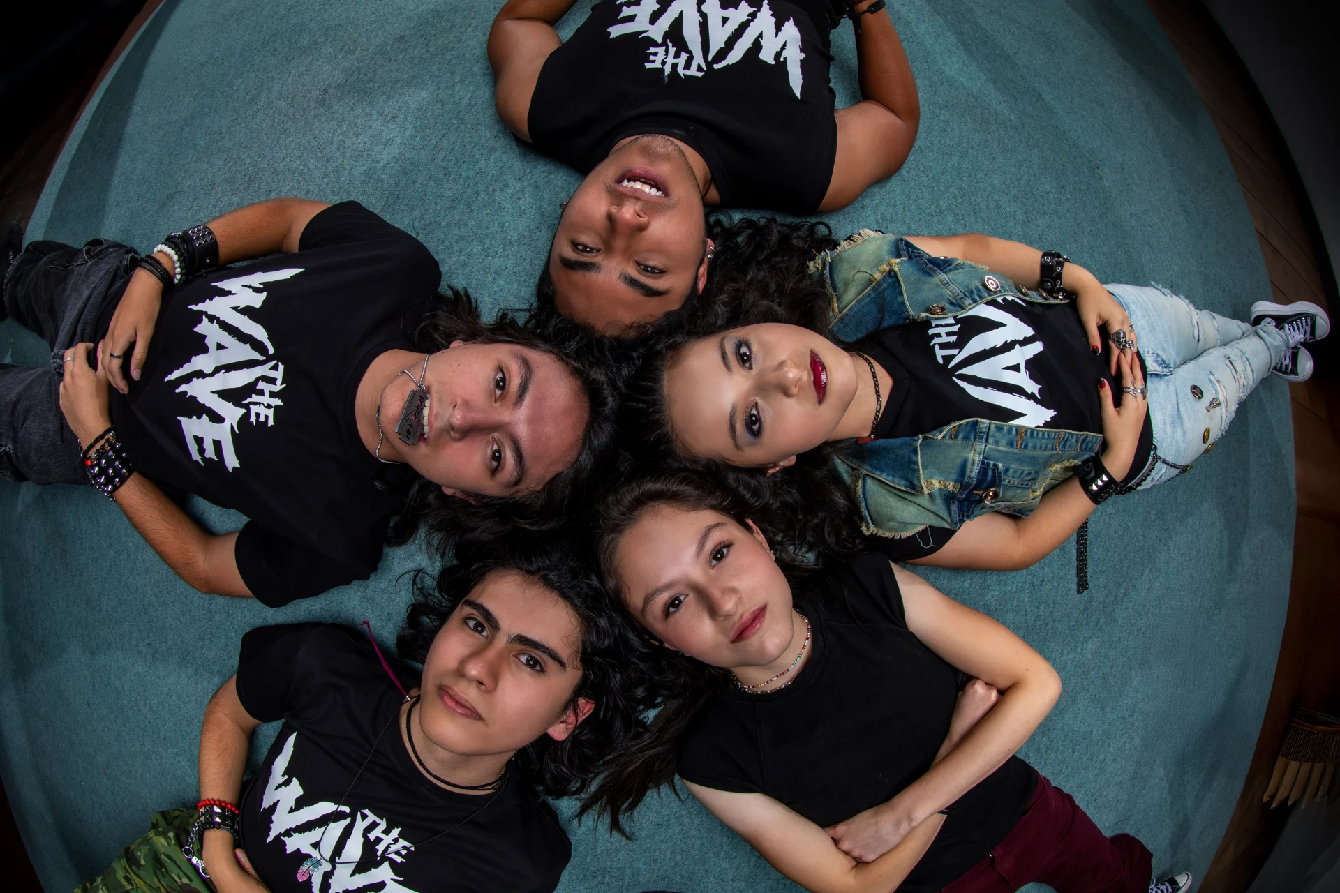 Los cinco integrantes de The Wave