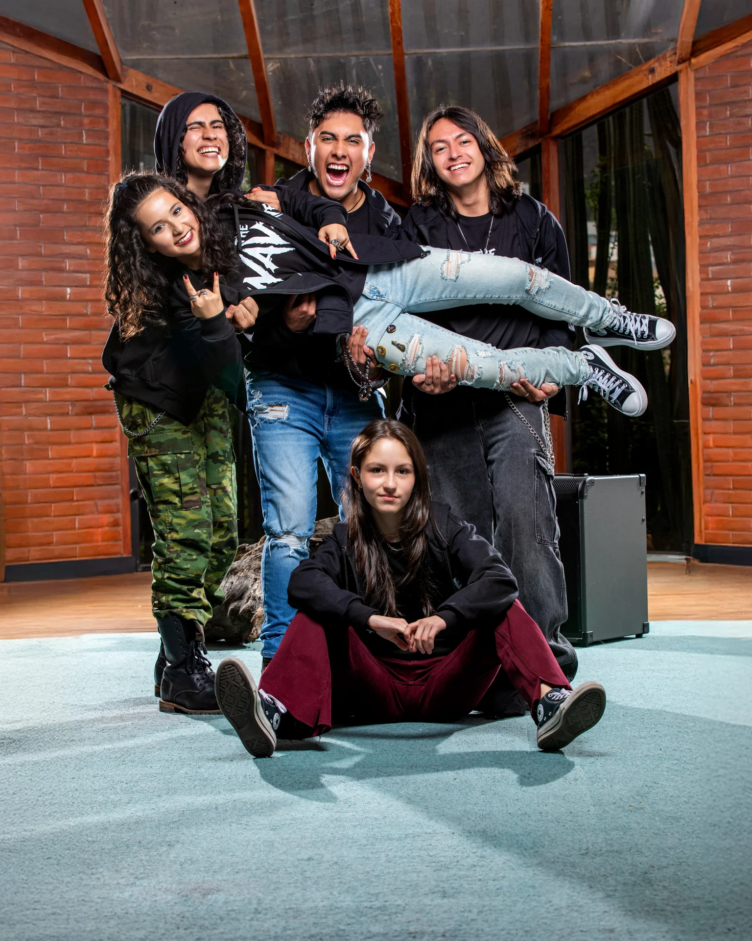 Los cinco integrantes de The Wave en una sesión de fotos
