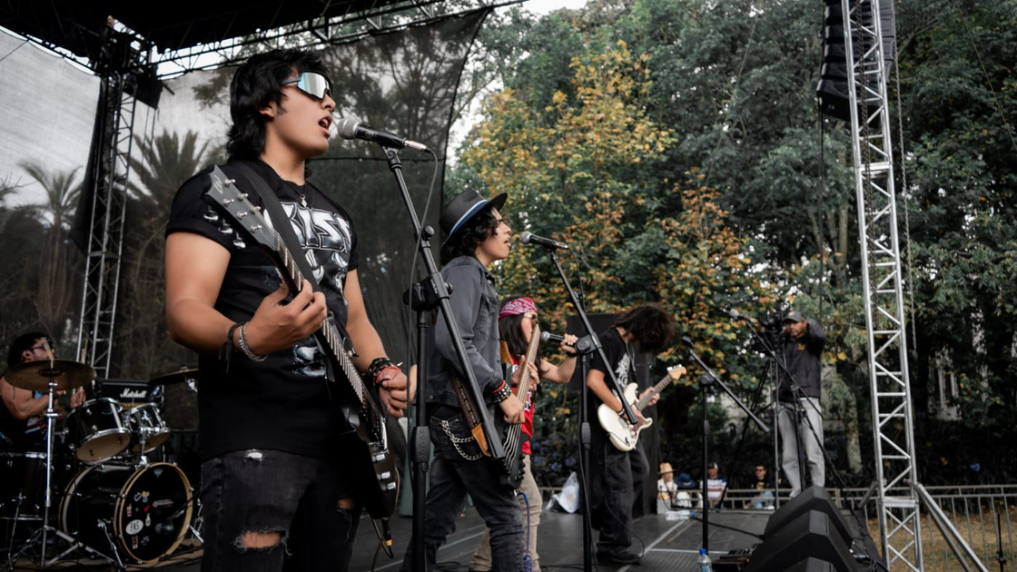 The Wave tocando en vivo